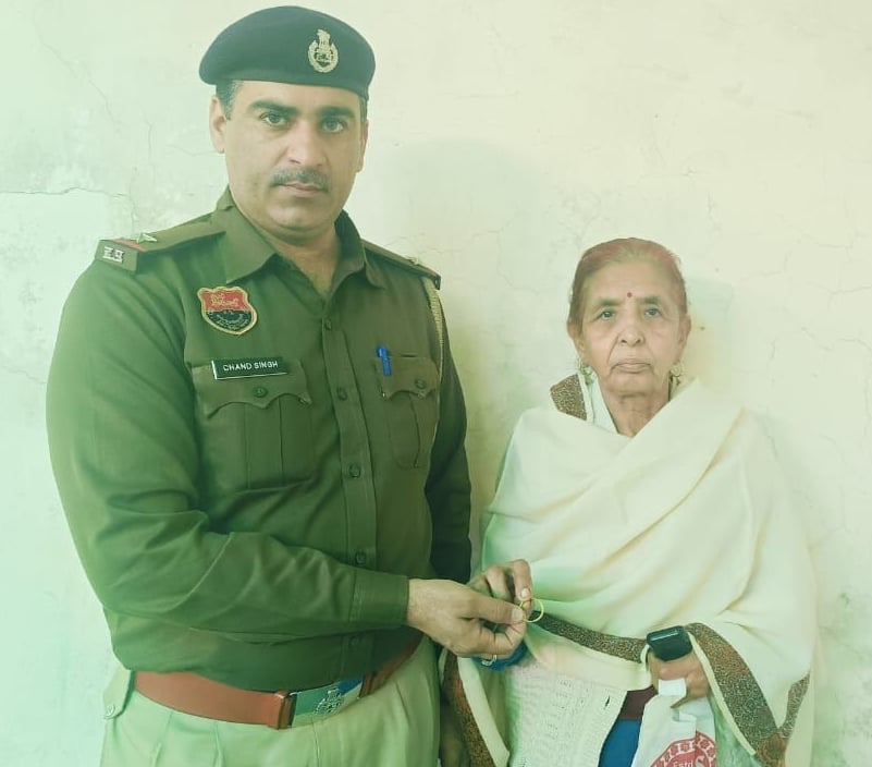 राजकुमार को पैसे लौटाती पुलिस । स्रोत: पुलिस राजकुमार को पैसे लौटाती पुलिस । स्रोत: पुलिस