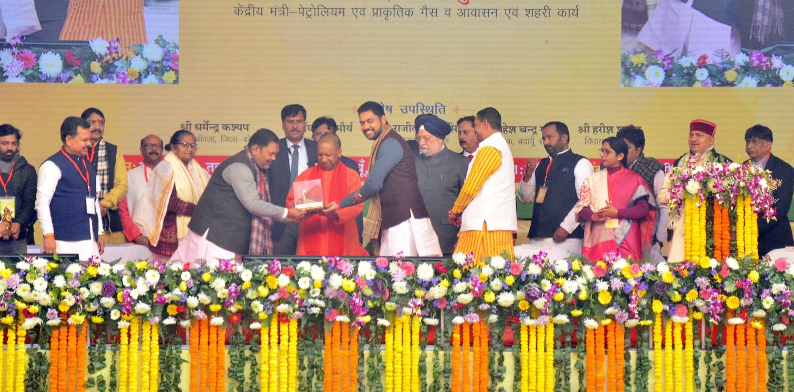 दातागंज के सैजनी में मुख्यमंत्री की जन सभा में मौजुद लोग। संवाद