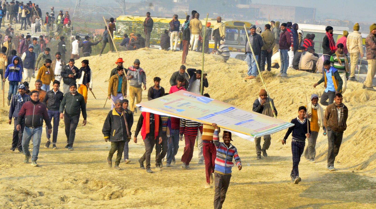 दातागंज के सैजनी में मुख्यमंत्री की जन सभा में मौजुद लोग। संवाद