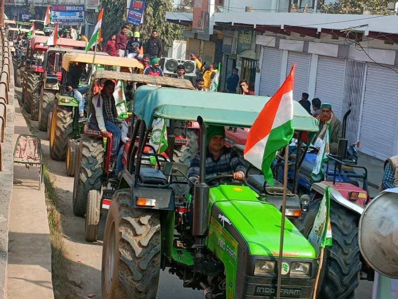 धामपुर के ग्रामीण क्षेत्र मटौरामान में ट्रेकटर परेड निकालते भाकियू टिकैत गुट के कार्यकर्ता। स्त धामपुर के ग्रामीण क्षेत्र मटौरामान में ट्रेकटर परेड निकालते भाकियू टिकैत गुट के कार्यकर्ता। स्त