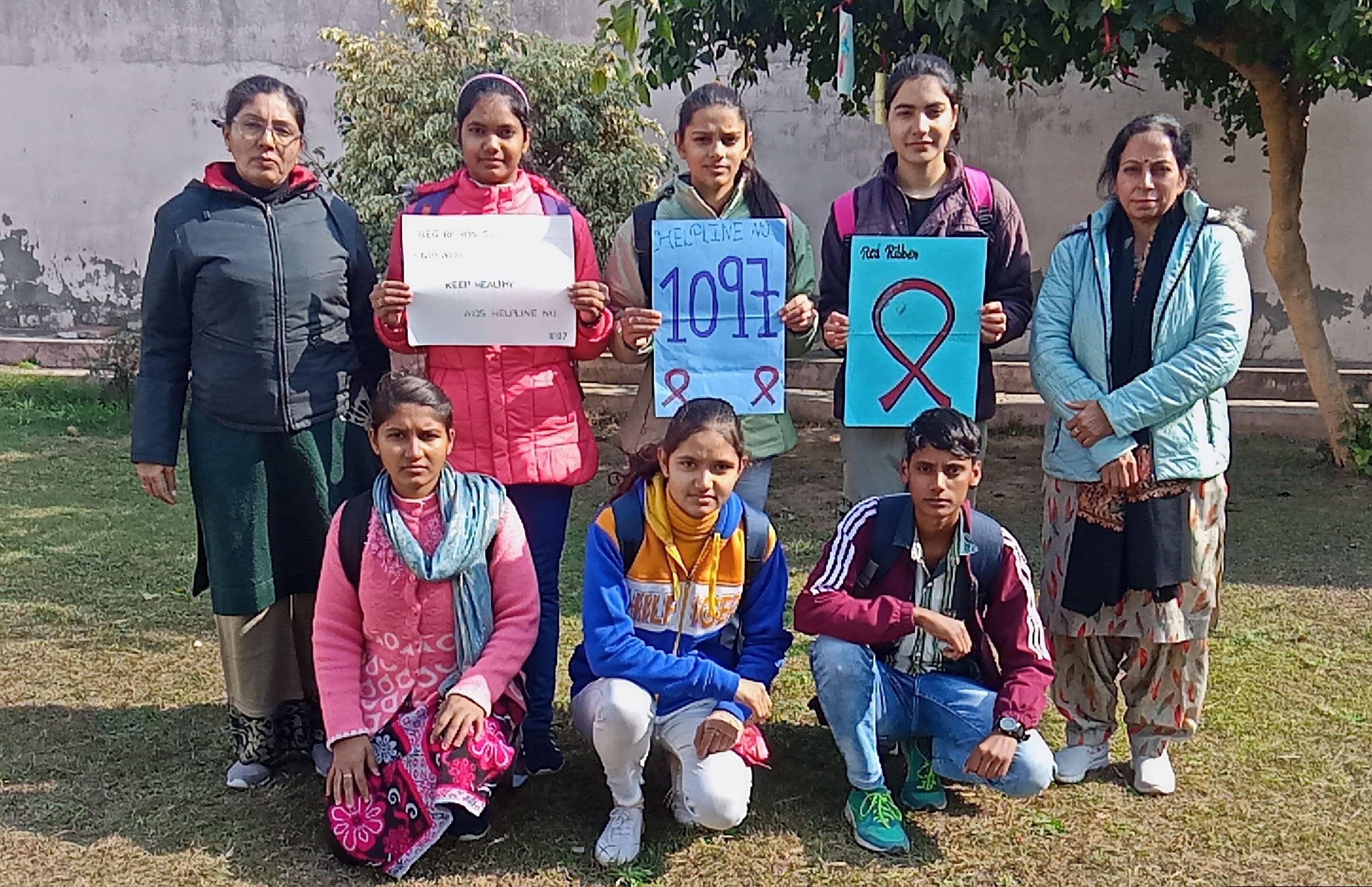 29जेएनडी01: कार्यक्रम के दौरान पोस्टर दिखाते हुए छात्राएं। संवाद 29जेएनडी01: कार्यक्रम के दौरान पोस्टर दिखाते हुए छात्राएं। संवाद
