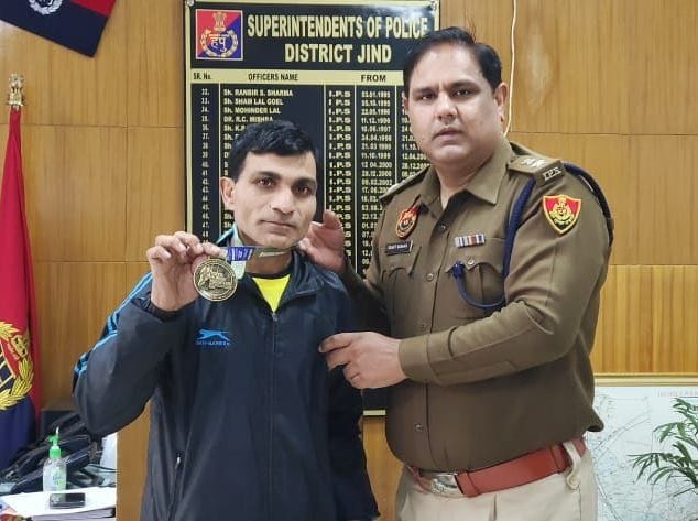 29जेएनडी03: नरेंद्र चौहान को सम्मानित करते हुए एसपी सुमित कुमार।