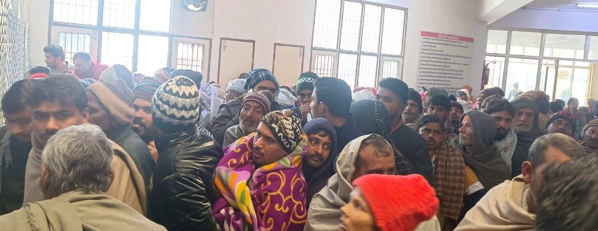 29जेएनडी05 : नागरिक अस्पताल में रजिस्ट्रेशन खिड़की पर लगी मरीजों की लाइन। संवाद