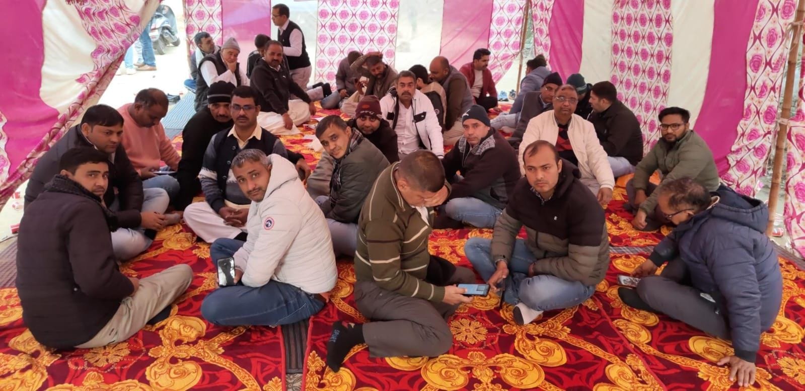 फोटो 06. सोनीपत लघु सचिवालय परिसर में हड़ताल के दौरान धरना स्थल पर मौजूद पटवारी व कानूनगो। संवा