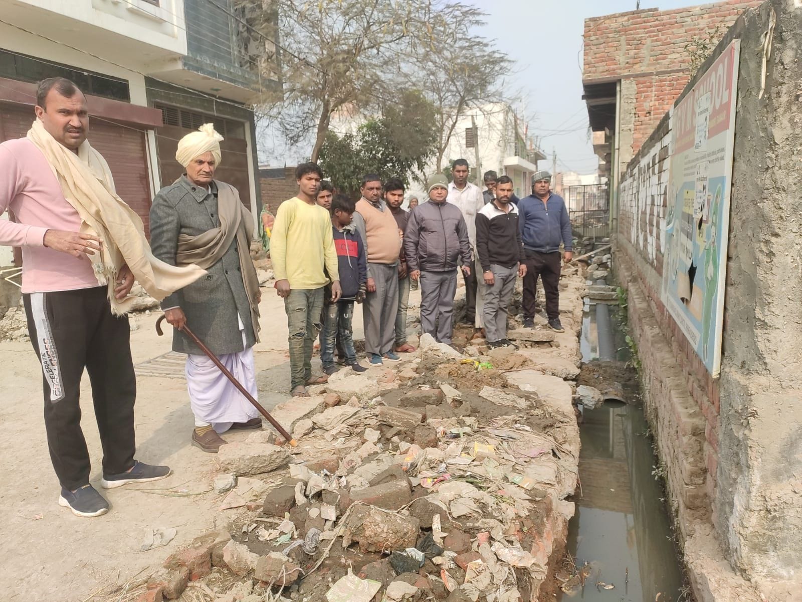 फोटो 25. सोनीपत के गन्नौर की हरिनगर कॉलोनी में बहते दूषित पानी को लेकर रोष जताते लोग। संवाद फोटो 25. सोनीपत के गन्नौर की हरिनगर कॉलोनी में बहते दूषित पानी को लेकर रोष जताते लोग। संवाद