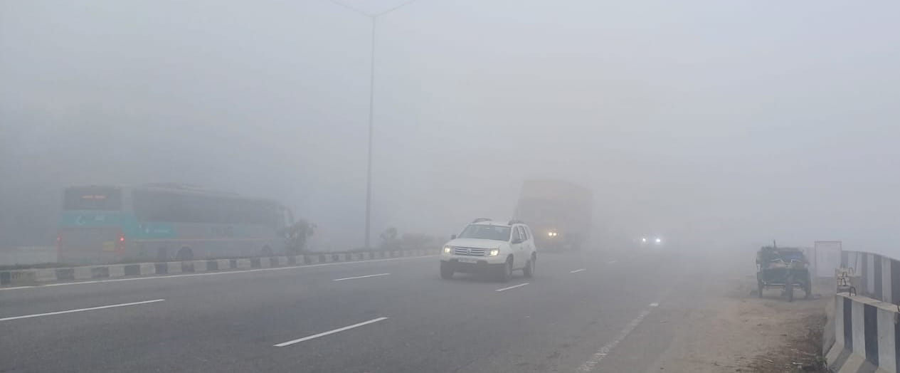 कोहरे की चादर में लिपटा अंबाला, रविवार की सुबह जीटी रोड से गुजरता वाहन चालक , संवाद।