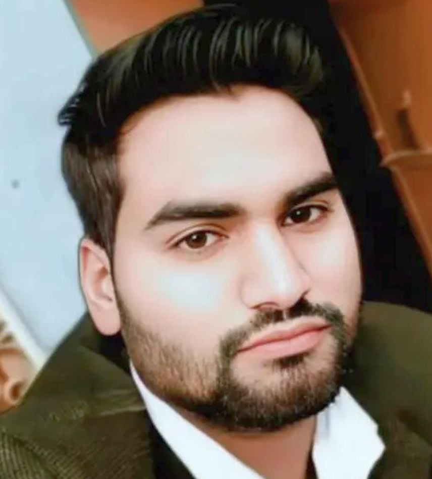 लालापुर गांव में मंजू देवी की मौत पर रोते बिलखते परिजन। संवाद लालापुर गांव में मंजू देवी की मौत पर रोते बिलखते परिजन। संवाद
