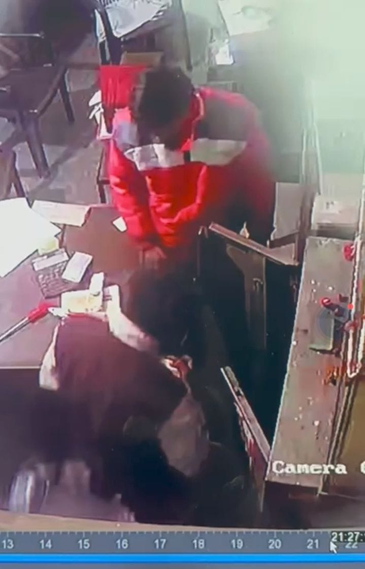 सोनीपत की सब्जी मंडी में हुई चोरी की वारदात के बाद जांच करते सिविल लाइन प्रभारी रविंद्र कुमार व सोनीपत की सब्जी मंडी में हुई चोरी की वारदात के बाद जांच करते सिविल लाइन प्रभारी रविंद्र कुमार व