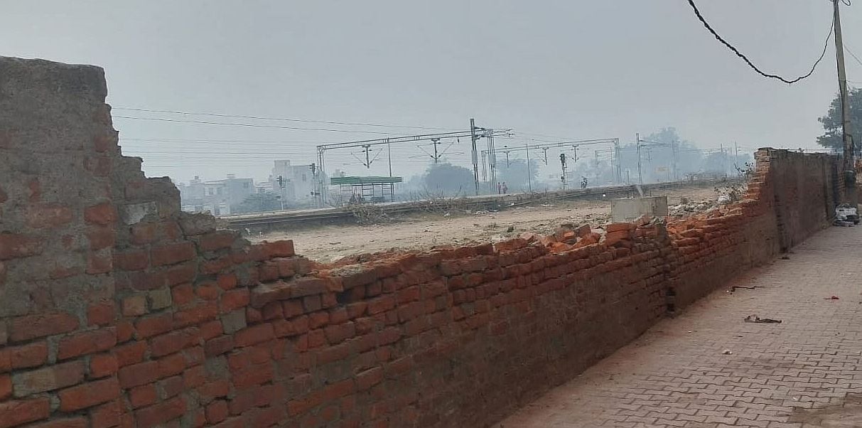 29जेएनडी32: नपा के पुराने कार्यालय के सामने वार्ड नंबर सात में गिरी रेलवे की दीवार। संवाद 29जेएनडी32: नपा के पुराने कार्यालय के सामने वार्ड नंबर सात में गिरी रेलवे की दीवार। संवाद
