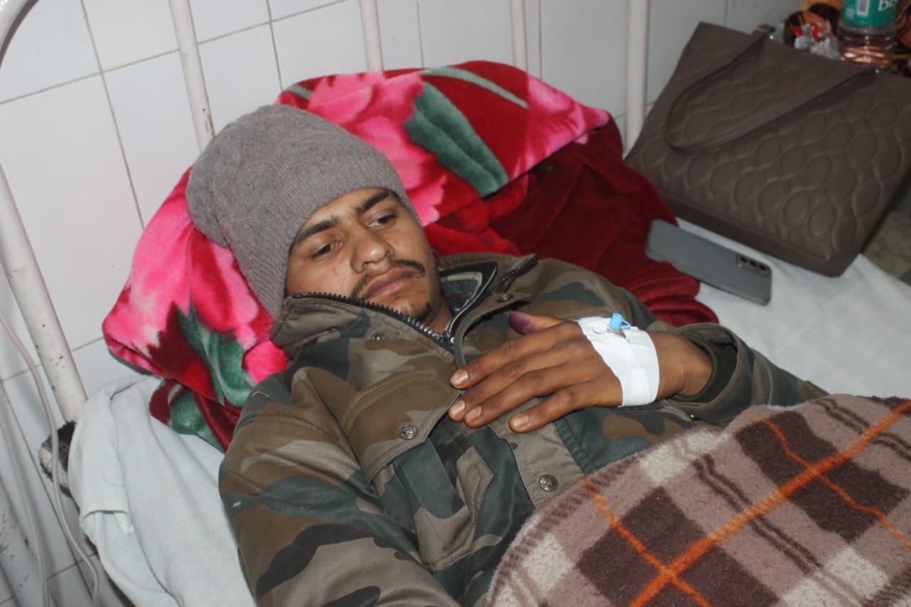 बढ़ापुर के गांव मदपुरी दो पक्षो मे हुए विवाद में चली गली में घायल