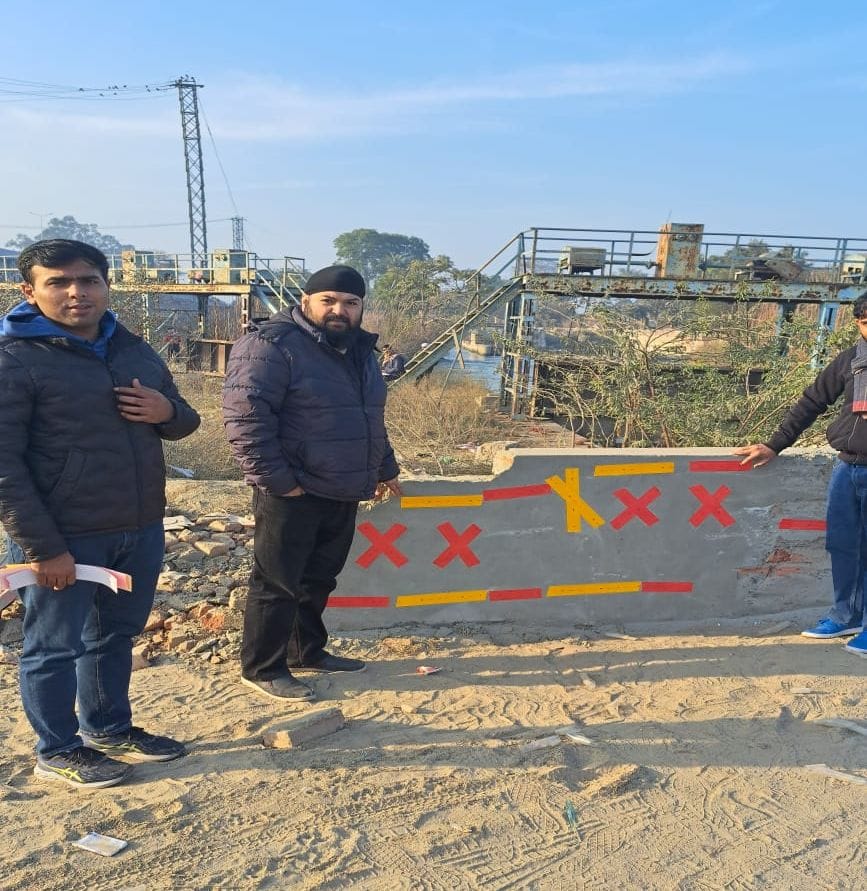 फोटो :01: नेशनल हाईवे-44 पर बहालगढ़ के पास लगाए गए पत्थर के बेरिकेड। संवाद फोटो :01: नेशनल हाईवे-44 पर बहालगढ़ के पास लगाए गए पत्थर के बेरिकेड। संवाद