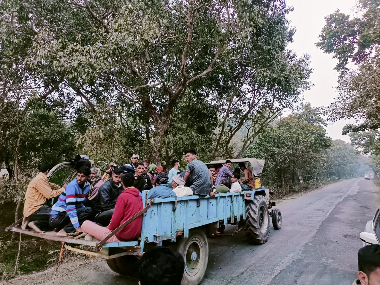घटना के बाद मौके पर मौजूद भीड़ । संवाद घटना के बाद मौके पर मौजूद भीड़ । संवाद