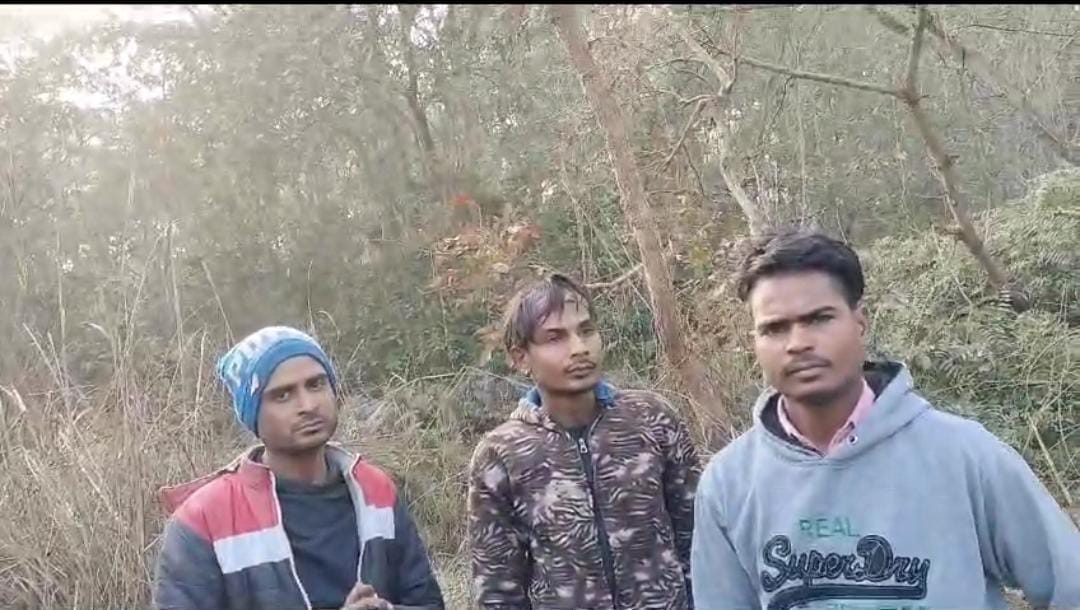घटना के बाद मौके पर मौजूद भीड़ । संवाद घटना के बाद मौके पर मौजूद भीड़ । संवाद