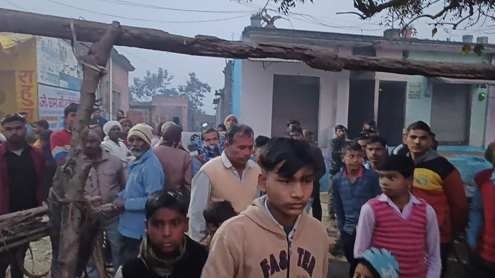 मौके पर पडा जूता । संवाद मौके पर पडा जूता । संवाद