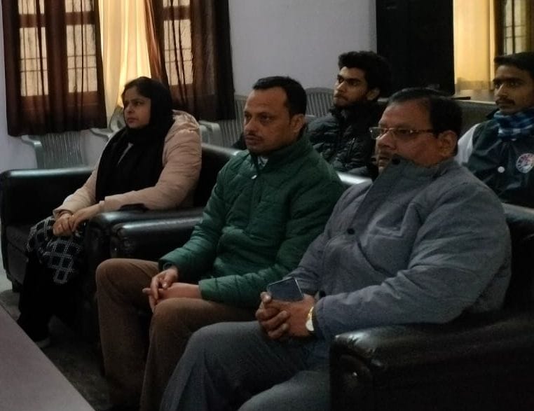 राजकीय हाईस्कूल सरसवा में परीक्षा पे चर्चा कार्यक्रम का सीधा प्रसारण देखते विद्यार्थी। संवाद