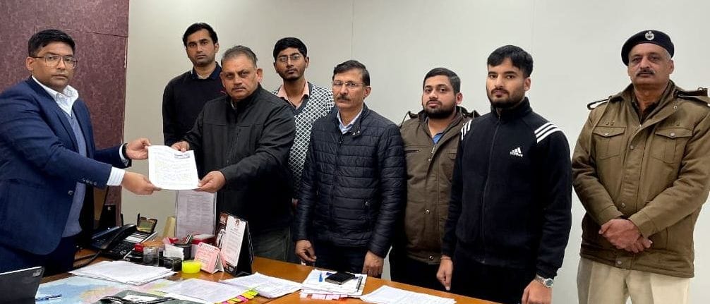 30जेएनडी06 : डीसी मोहम्मद इमरान रजा को ज्ञापन सौंपते टीम जींद सुधार के सदस्य। संवाद 30जेएनडी06 : डीसी मोहम्मद इमरान रजा को ज्ञापन सौंपते टीम जींद सुधार के सदस्य। संवाद