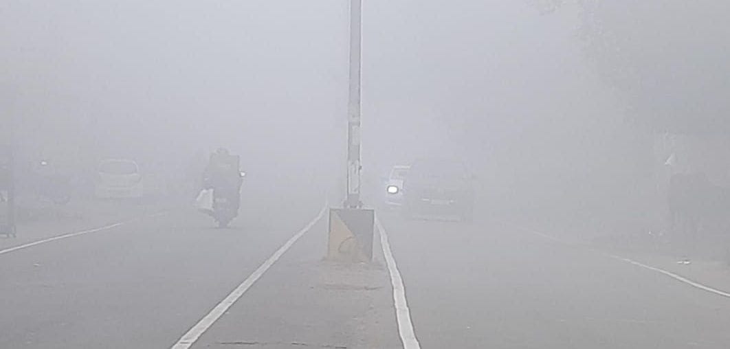 30जेएनडी28 : सुबह गहरी धुंध के बीच से निकलते वाहन। संवाद