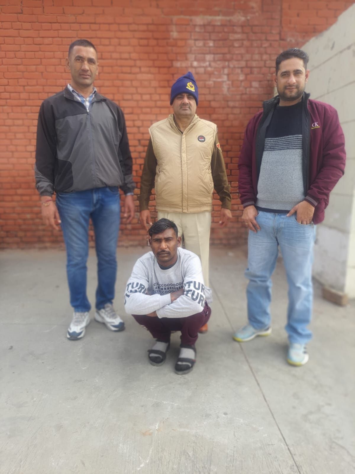 30जेएनडी29: पुलिस गिरफ्त में पकड़ा गया आरोपी। स्वयं। 30जेएनडी29: पुलिस गिरफ्त में पकड़ा गया आरोपी। स्वयं।