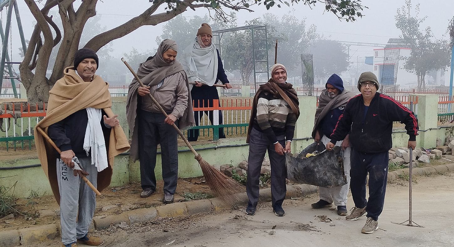 31जेएनडी20: जुलाना के रेलवे स्टेशन पर साफ सफाई करते हुए जनहित पर्यावरण सेवा समिति के सदस्य। संव 31जेएनडी20: जुलाना के रेलवे स्टेशन पर साफ सफाई करते हुए जनहित पर्यावरण सेवा समिति के सदस्य। संव