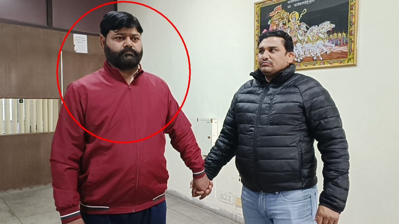 फोटो :26: रिश्वत मांगने के आरोप में गिरफ्तार आरोपी विजिलेंस की टीम के साथ। संवाद