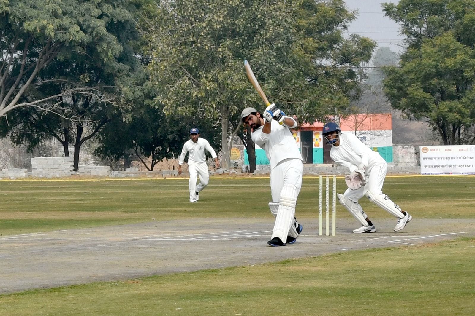 फोटो 41- नार्थ वेस्ट अंतर विश्वविद्यालय क्रिकेट प्रतियोगिता में अपनी प्रतिभा दिखाते खिलाड़ी। स्
