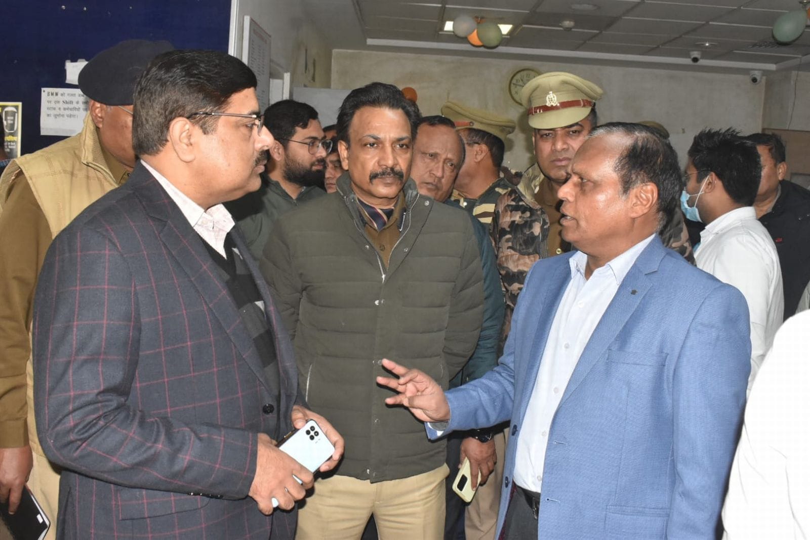 मेडिकल कालेज में घायल छात्रों का हाल जानते बिल्सी विधायक। संवाद