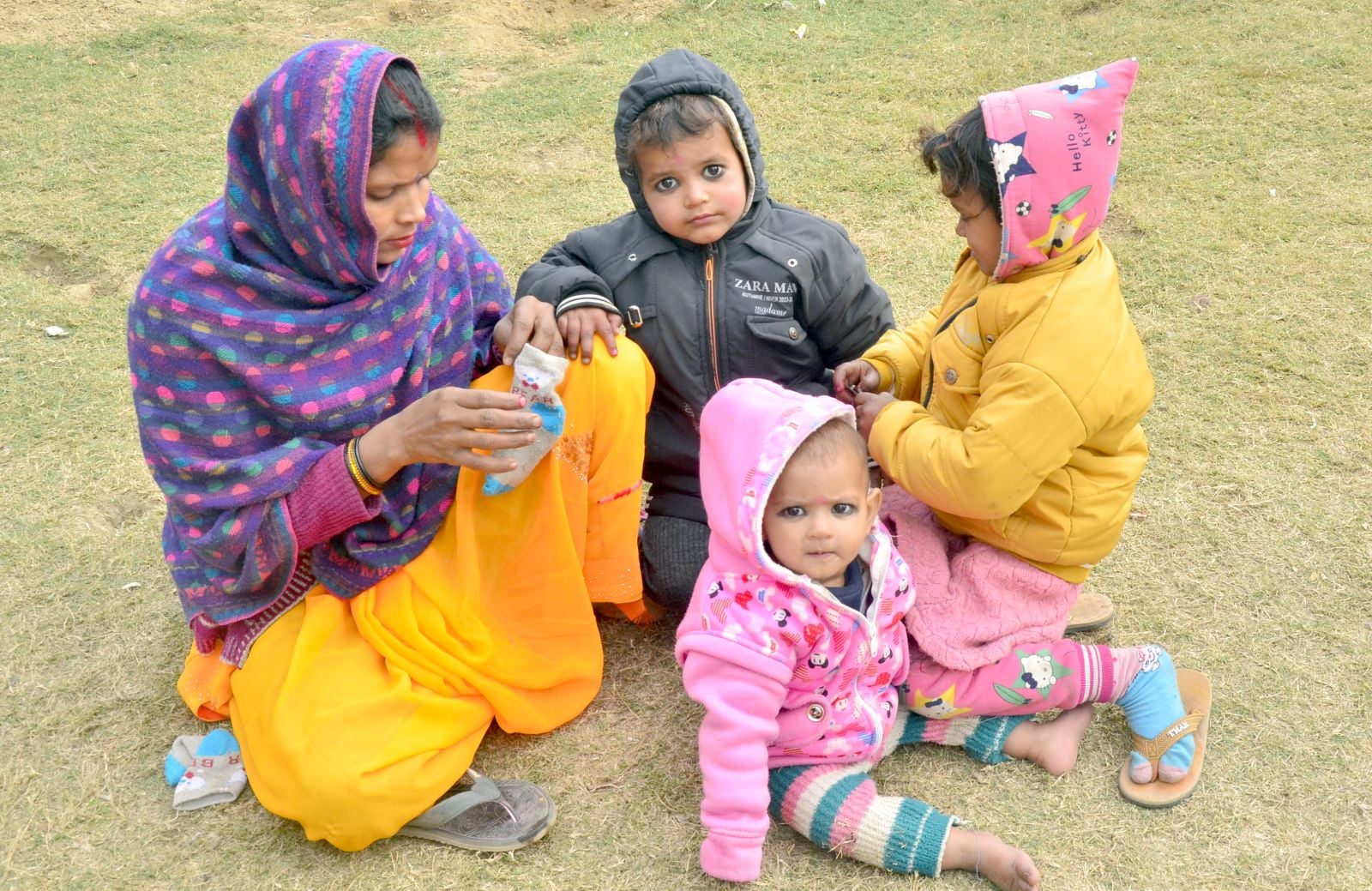 मंगलवार की सुबह कोहरे में लाइट जलाकर निकलते वाहन सबार। संवाद मंगलवार की सुबह कोहरे में लाइट जलाकर निकलते वाहन सबार। संवाद