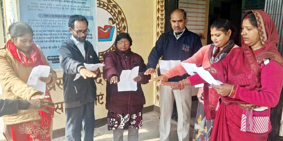 नगर पालिका अध्यक्ष डॉ. इरा श्रीवास्तव शपथ दिलाते हुए- स्रोत स्वास्थ्य विभाग