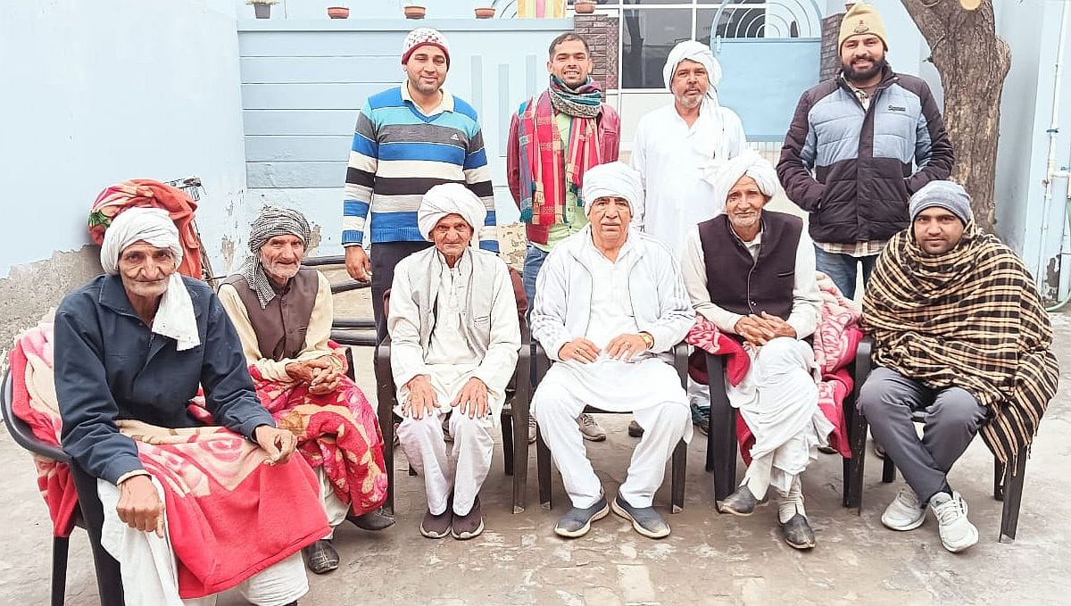 01जेएनडी03: कार्यकर्ताओं के साथ बैठक करते हुए टेकराम कंडेला। 01जेएनडी03: कार्यकर्ताओं के साथ बैठक करते हुए टेकराम कंडेला।