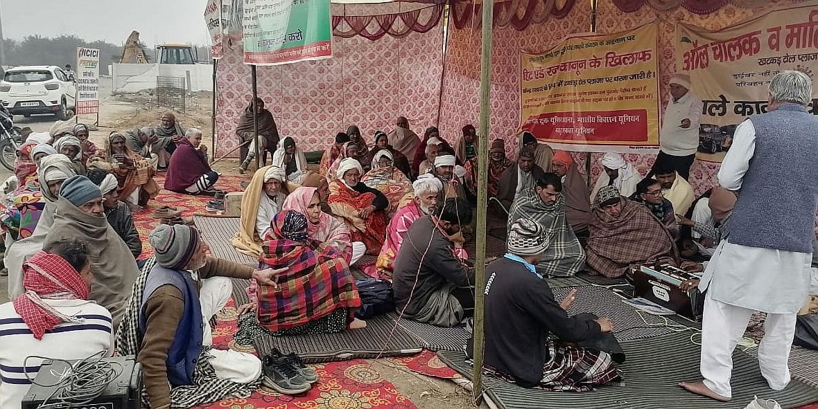 31जेएनडी04: खटकड़ टोल प्लाजा पर धरने पर बैठे ड्राइवर और अन्य संगठन पदाधिकारी। संवाद