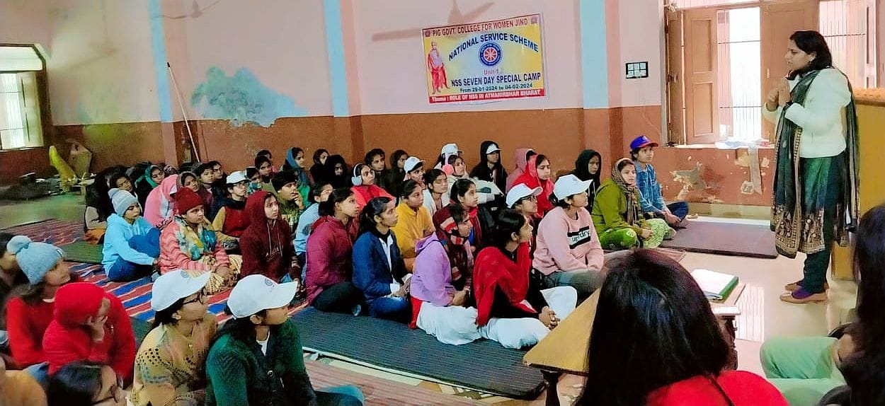31जेएनडी28: स्वयं सेविकाओं को संबोधित करती डॉ सरोज। स्वयं