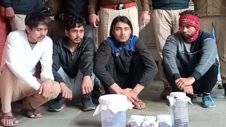 31जेएनडी29 : पुलिस गिरफ्त में पिस्तौल मुहैया करवाने वाला अंकित व अन्य तीनों आरोपी। संवाद