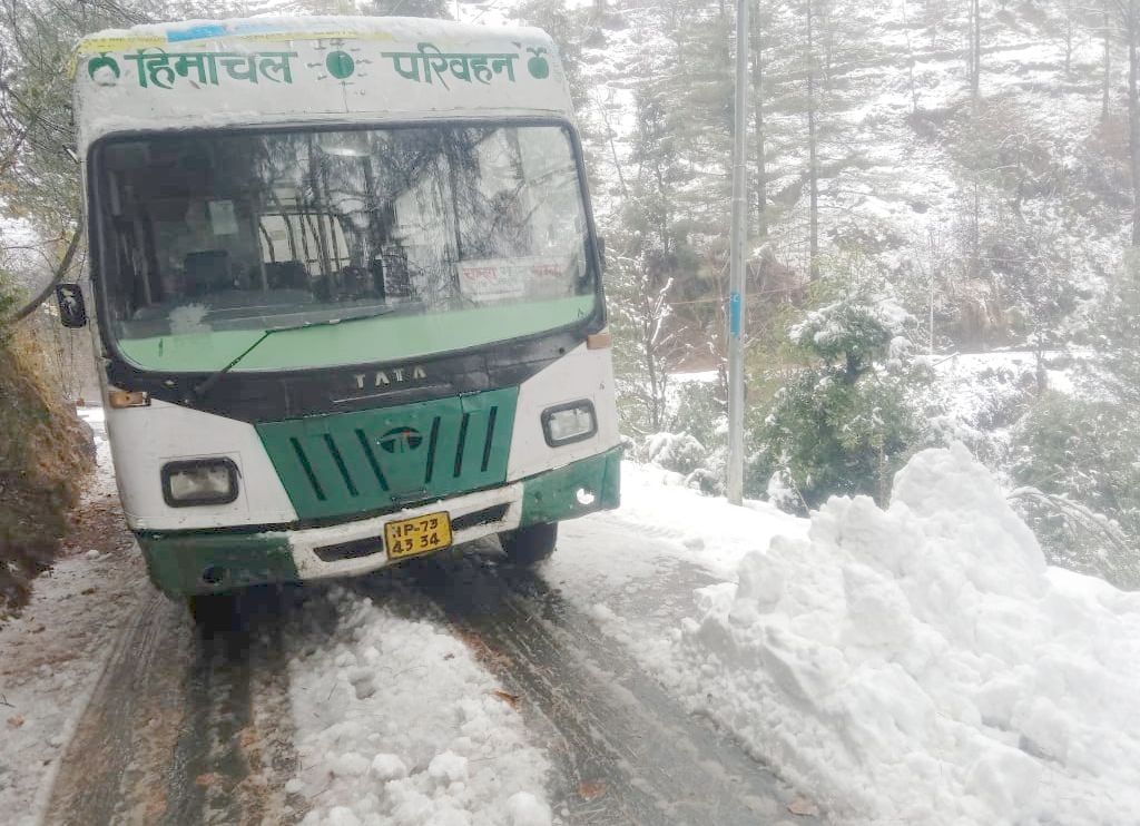 चंबा के सलूणी में बर्फबारी के बीच बिजली की लाईन को दुरूसत करने में जुटा कर्मचारी।संवाद चंबा के सलूणी में बर्फबारी के बीच बिजली की लाईन को दुरूसत करने में जुटा कर्मचारी।संवाद