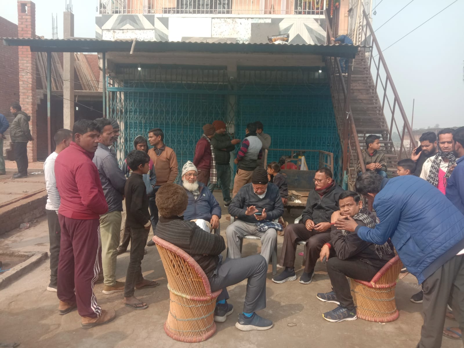 व्यापारी से घटना की जानकारी लेते एसपी अतुल शर्मा । संवाद
