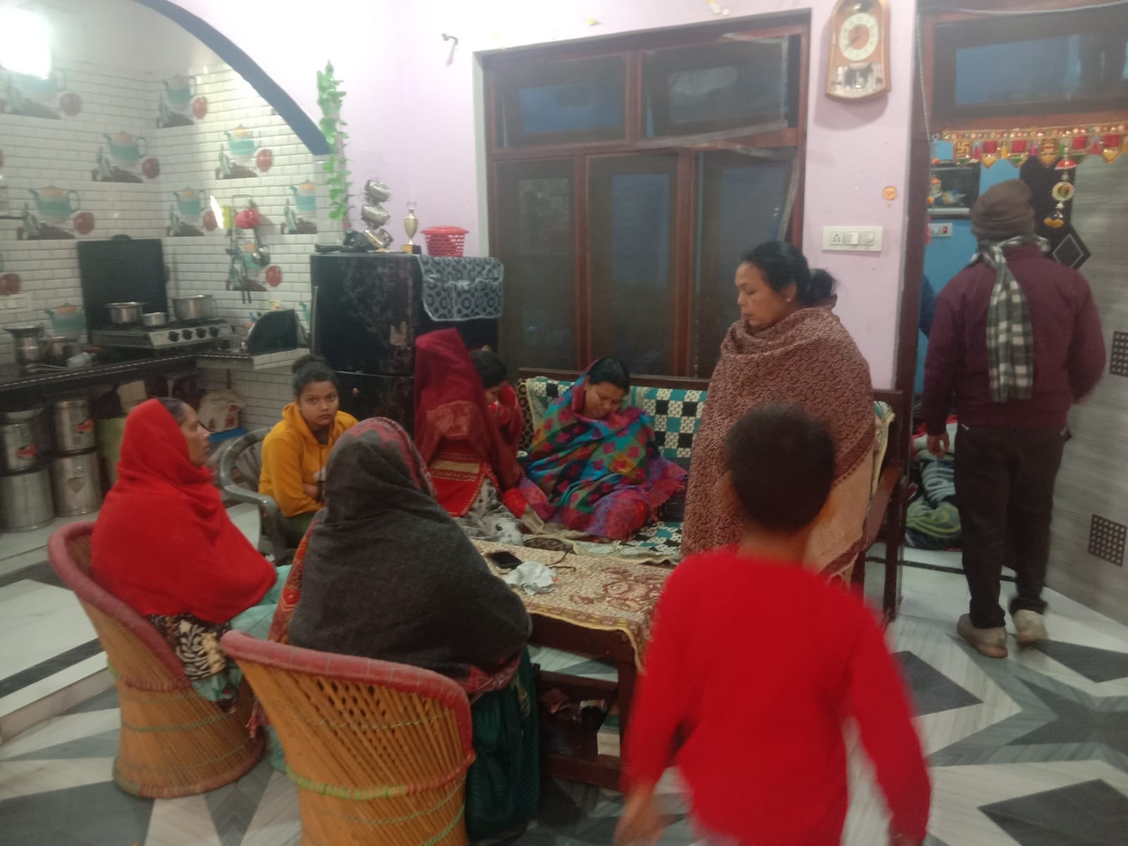 व्यापारी से घटना की जानकारी लेते एसपी अतुल शर्मा । संवाद