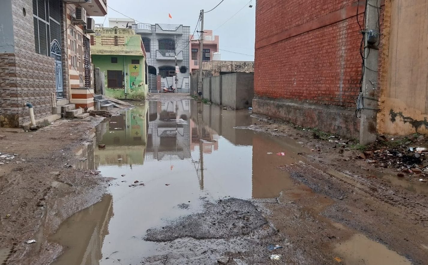 01जेएनडी23: वार्ड पांच में आर्य समाज मंदिर के पास वाली गली में भरा पानी। संवाद 01जेएनडी23: वार्ड पांच में आर्य समाज मंदिर के पास वाली गली में भरा पानी। संवाद