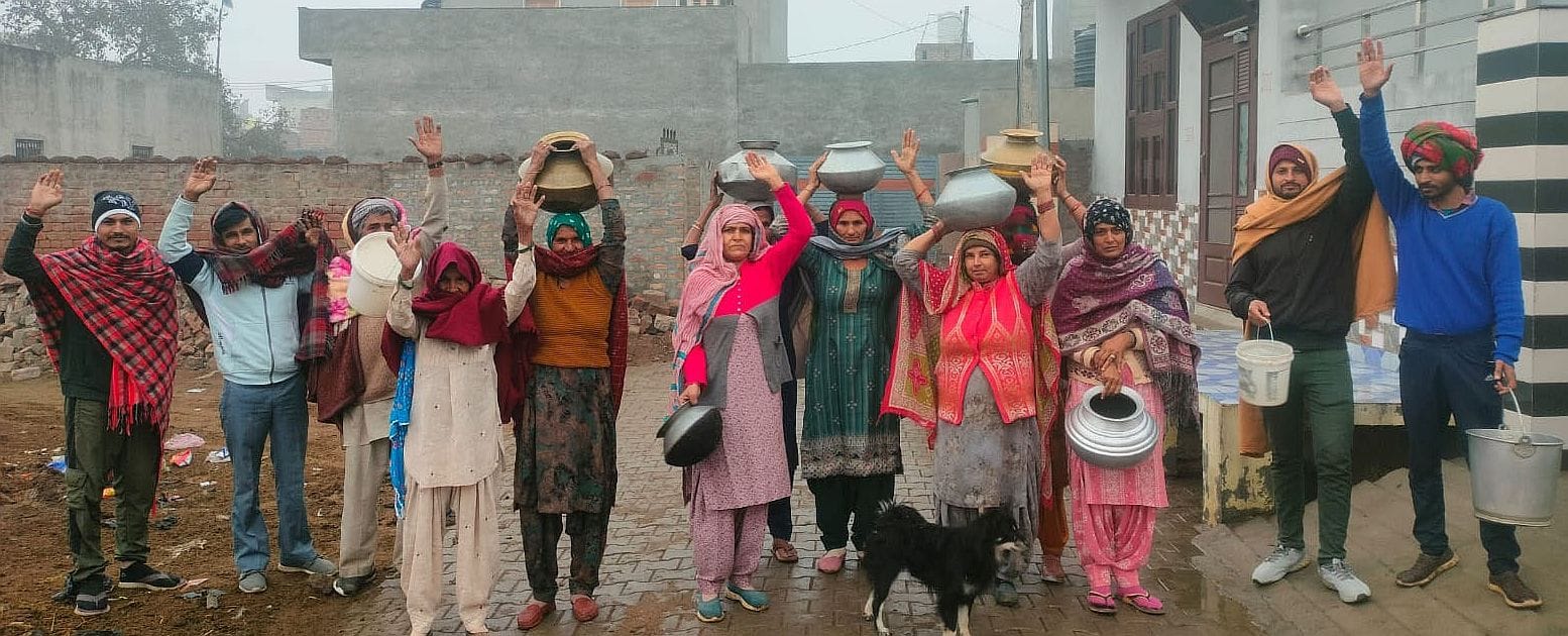 01जेएनडी29: वार्ड नंबर नौ में गंदे पानी की सप्लाई आने पर रोष प्रकट करते हुए लोग। संवाद 01जेएनडी29: वार्ड नंबर नौ में गंदे पानी की सप्लाई आने पर रोष प्रकट करते हुए लोग। संवाद