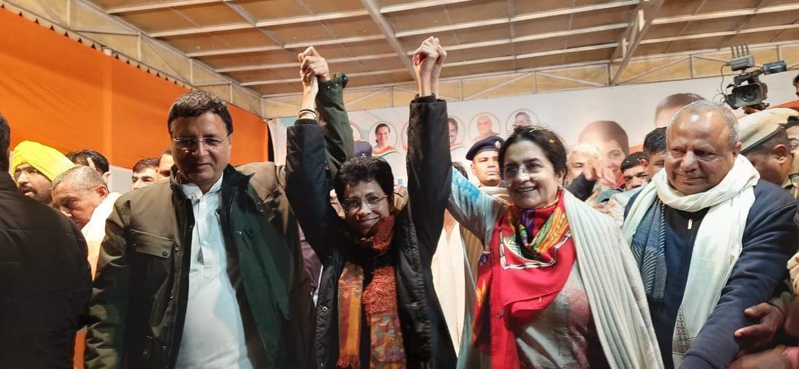 01जेएनडी56 : रणदीप सिंह सुरजेवाला, कुमारी शैलजा तथा किरण चौधरी लोगों का अभिवादन स्वीकार करते ह