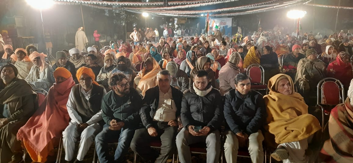 01जेएनडी56 : रणदीप सिंह सुरजेवाला, कुमारी शैलजा तथा किरण चौधरी लोगों का अभिवादन स्वीकार करते ह