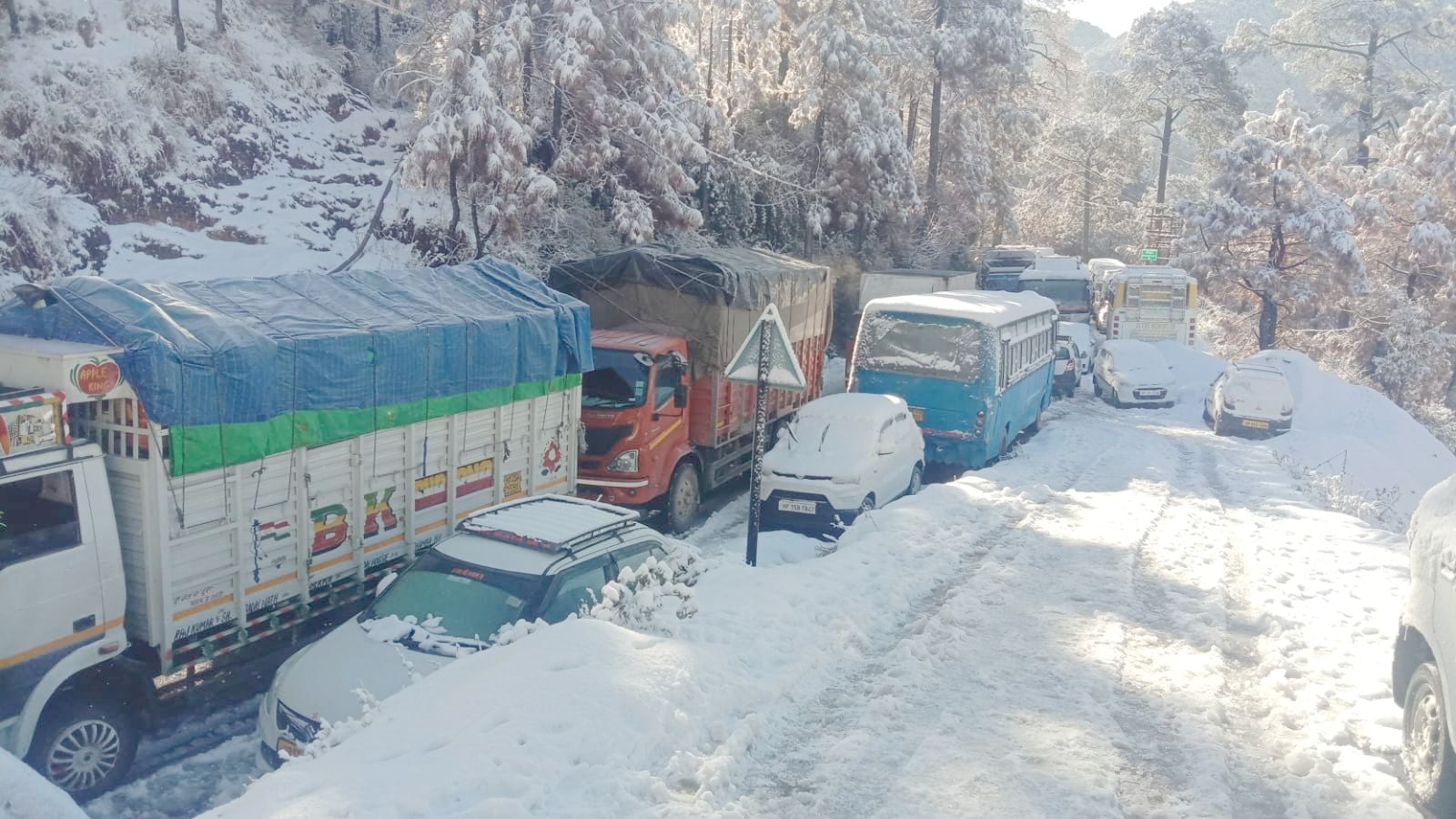 चंबा में बर्फबारी के बाद बनीखेत के पास मार्ग पर फिसलन के चलते महिला को पकड़कर लेकर चलता युवक।सं चंबा में बर्फबारी के बाद बनीखेत के पास मार्ग पर फिसलन के चलते महिला को पकड़कर लेकर चलता युवक।सं