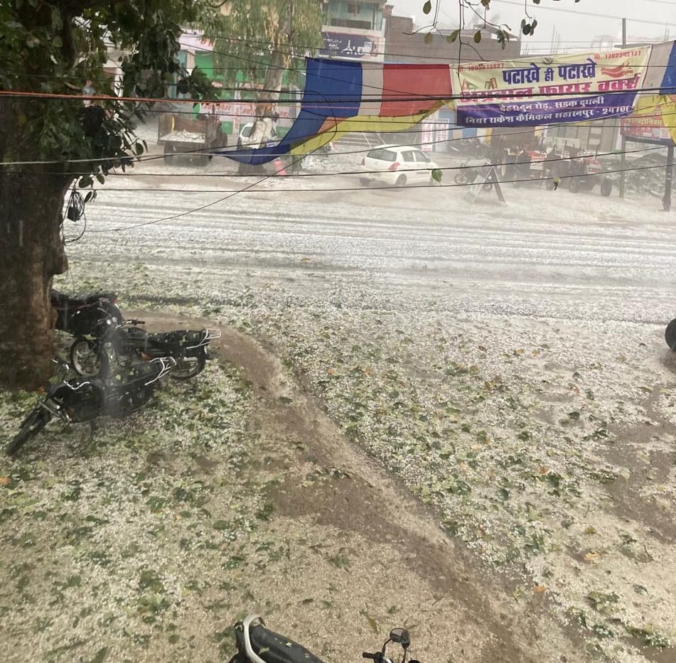 चिलकाना में ओलावृष्टि के बाद रास्ते पर बिछी बर्फ की चादर। संवाद चिलकाना में ओलावृष्टि के बाद रास्ते पर बिछी बर्फ की चादर। संवाद