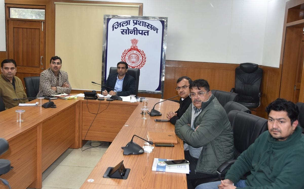 फोटो 17- सोनीपत के लघु सचिवालय में वीडियो कांफ्रेंस के दौरान मौजूद उपायुक्त डॉ. मनोज कुमार व अन फोटो 17- सोनीपत के लघु सचिवालय में वीडियो कांफ्रेंस के दौरान मौजूद उपायुक्त डॉ. मनोज कुमार व अन