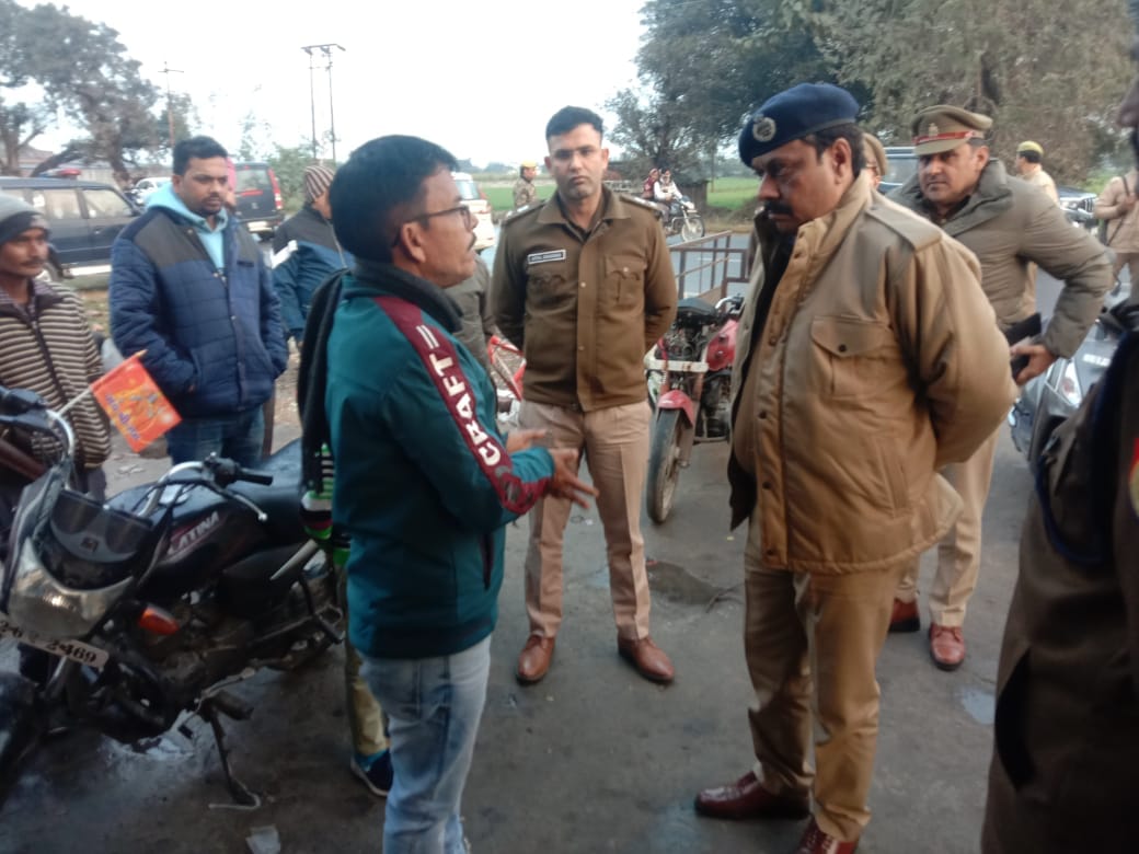 झाड़ियो में फेंके गए मोबाइल ढूंढती पुलिस टीम । संवाद झाड़ियो में फेंके गए मोबाइल ढूंढती पुलिस टीम । संवाद