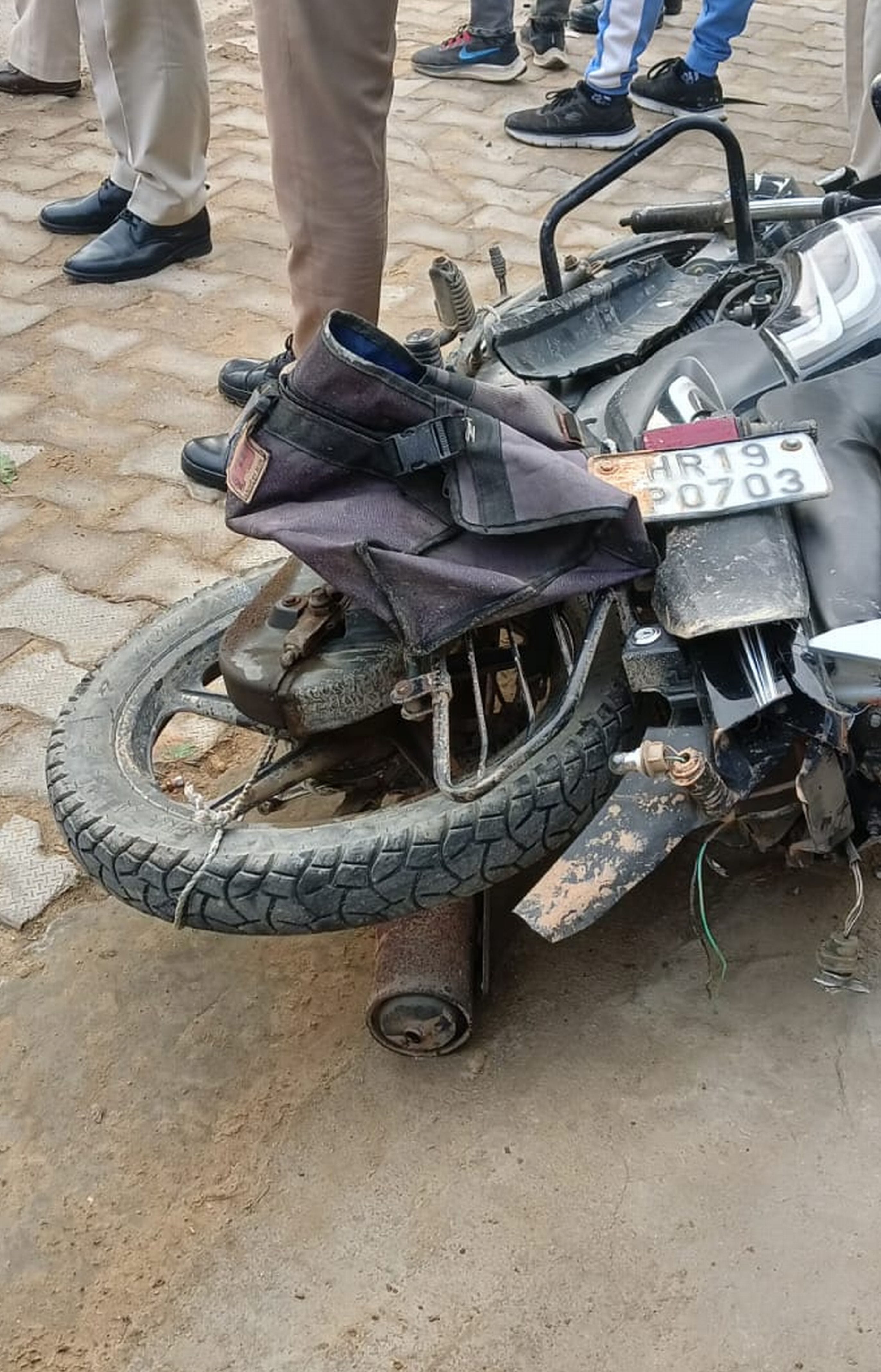 धर्मेंद्र को कुचलने वाला डंपर। संवाद