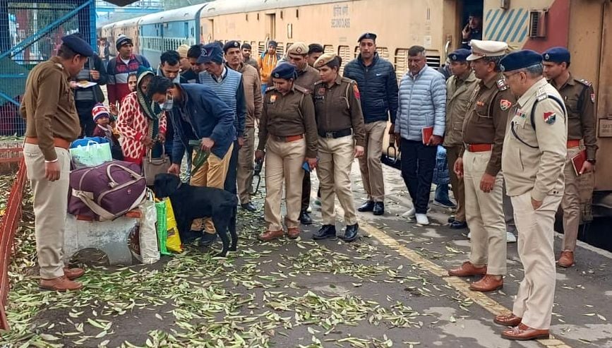02जेएनडी01-डॉग स्कवायड के साथ जंक्शन पर चैकिंग करते जीआरपी और आरपीएफ अधिकारी। संवाद 02जेएनडी01-डॉग स्कवायड के साथ जंक्शन पर चैकिंग करते जीआरपी और आरपीएफ अधिकारी। संवाद