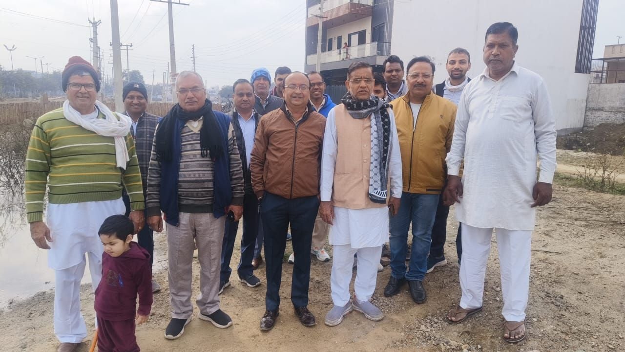 03जेएनडी15-सेक्टर के पास जमा गंदा पानी। स्वयं