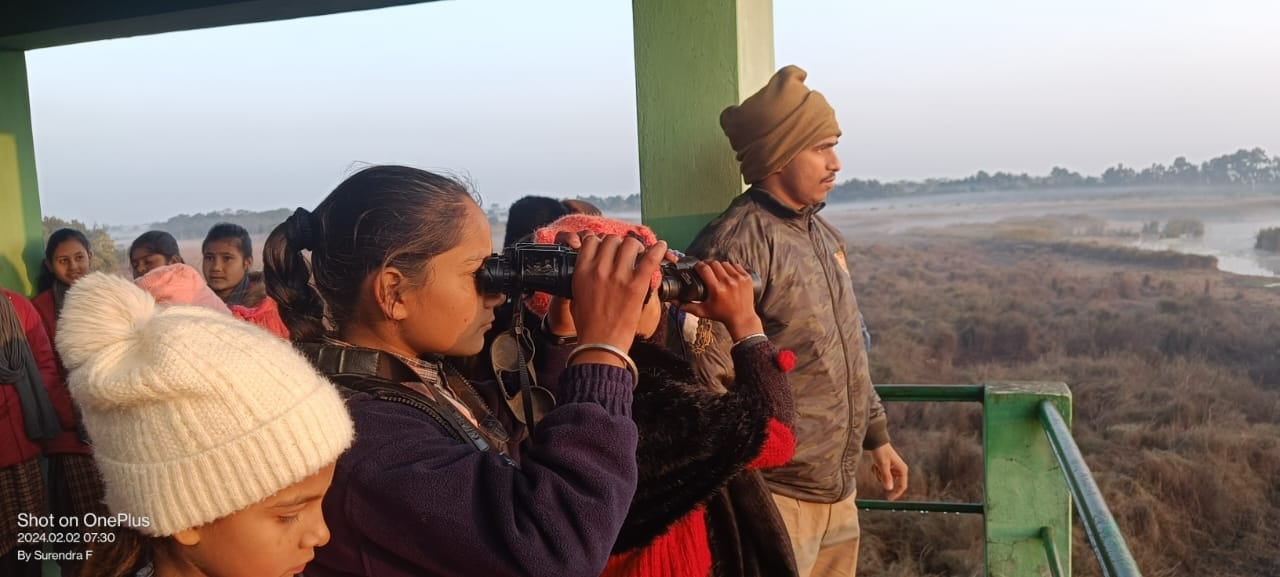 जंगल में पक्षियों को देखने पहुंचे स्कूली बच्चे । स्रोत - पीटीआर जंगल में पक्षियों को देखने पहुंचे स्कूली बच्चे । स्रोत - पीटीआर