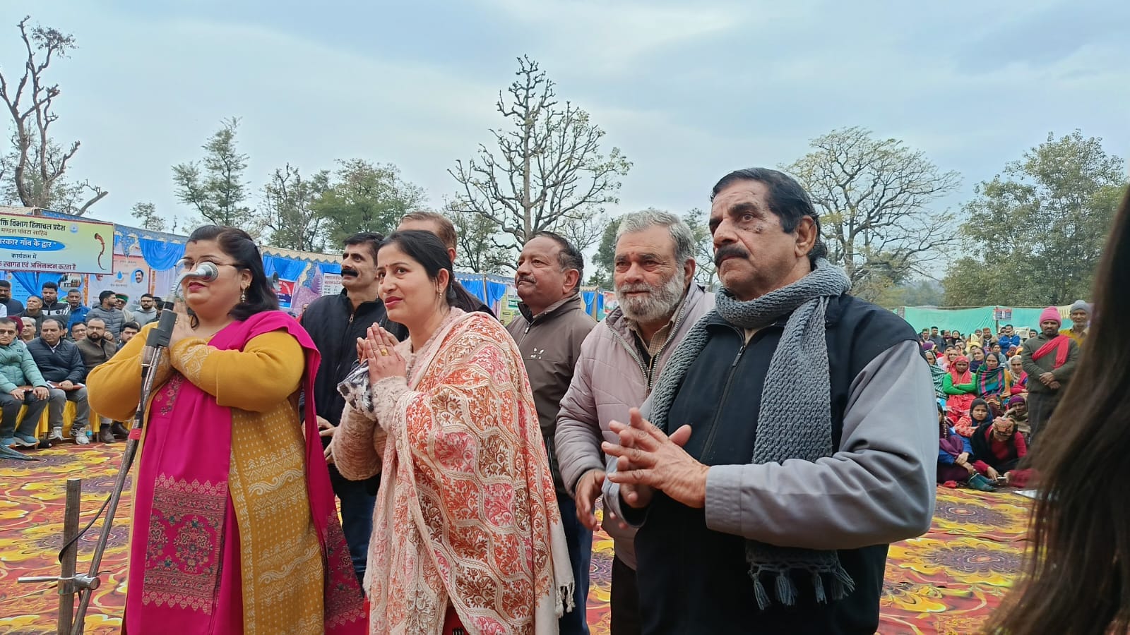 पांवटा साहिब के सालवाला में सरकार गांव के द्वार कार्यक्रम में समस्याएं रखते ग्रामीण। संवाद पांवटा साहिब के सालवाला में सरकार गांव के द्वार कार्यक्रम में समस्याएं रखते ग्रामीण। संवाद