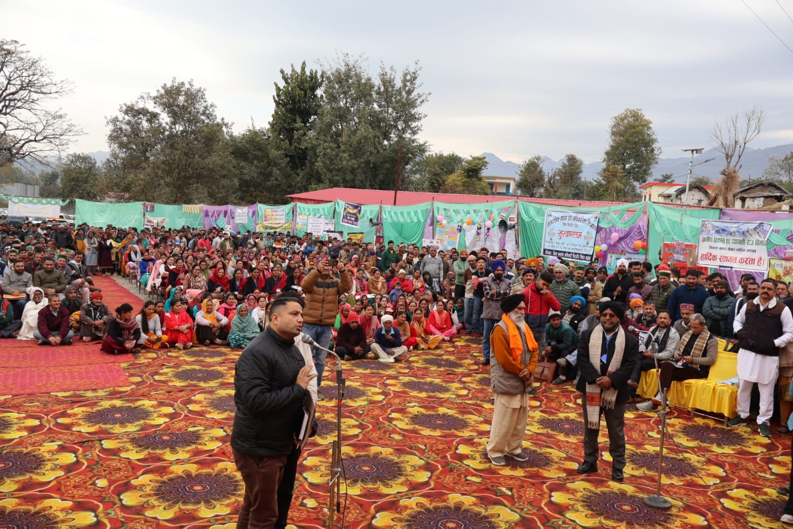 पांवटा साहिब के सालवाला में सरकार गांव के द्वार कार्यक्रम में समस्याएं रखते ग्रामीण। संवाद पांवटा साहिब के सालवाला में सरकार गांव के द्वार कार्यक्रम में समस्याएं रखते ग्रामीण। संवाद