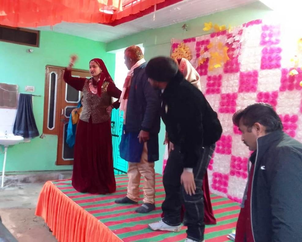 ग्राम पंचायत चमदार में लेागों को जागरूक करते कलाकार। संवाद ग्राम पंचायत चमदार में लेागों को जागरूक करते कलाकार। संवाद